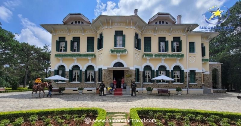 Du Lịch Đà Lạt Mùa Mưa Và Mẹo Vui Chơi Bất Chấp Thời Tiết | Saigon Star Travel Dinh Bảo Đại mang phong cách Pháp sang trọng, tinh tế