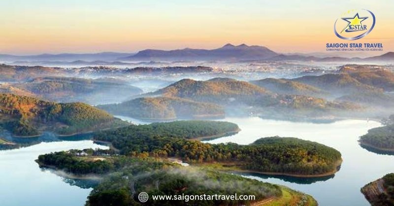 Vẻ Đẹp Hồ Tuyền Lâm Đà Lạt Huyền Bí Nơi Xứ Ngàn Hoa | Saigon Star Travel Lạc Chân Đến Đỉnh Pinhatt Mây Mù Giăng Lối
