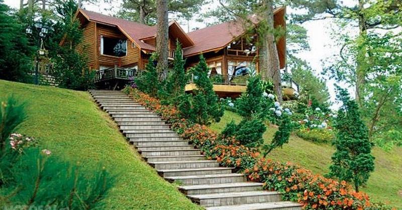 XQ Đà Lạt Sử Quán - Ngôi Làng Tranh Thêu Mê Mẩn Du Khách | Saigon Star Travel Đồi Mộng Mơ xanh xanh và toát lên vẻ quyến rũ, lãng mạn