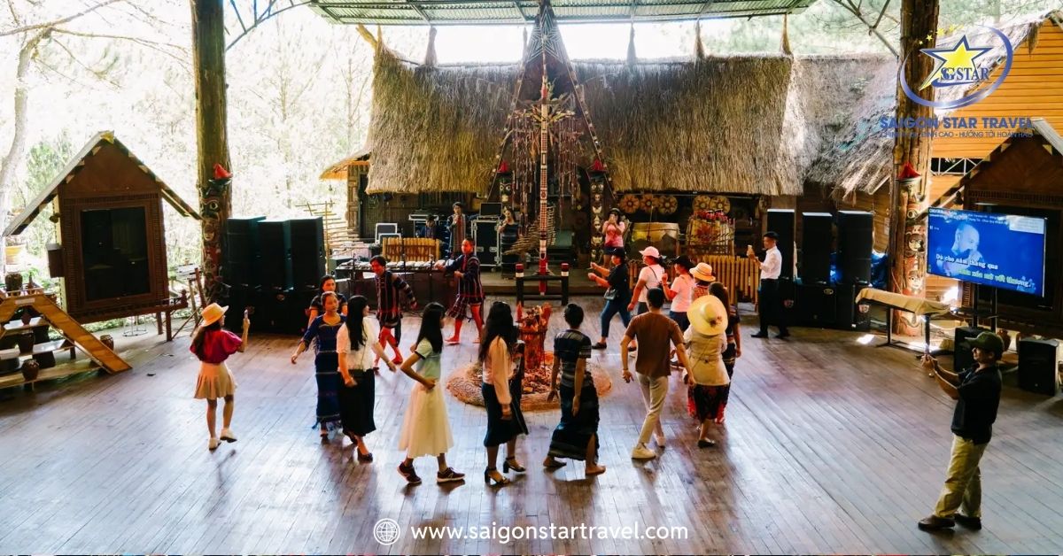 Khách tham quan giao lưu văn hóa Cồng Chiên đậm chất Tây Nguyên