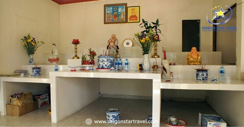 Bí Ẩn Ngôi Nhà Ma Đà Lạt Đèo Prenn Và Câu Chuyện Kỳ Lạ | Saigon Star Travel Nhiều tượng phật được bài trí khắp nhà