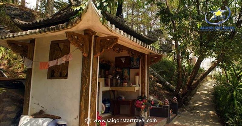 Bí Ẩn Ngôi Nhà Ma Đà Lạt Đèo Prenn Và Câu Chuyện Kỳ Lạ | Saigon Star Travel Miếu nhỏ sau căn nhà ma Đà Lạt