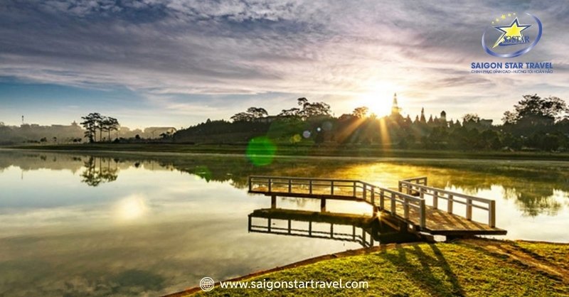 Đà Lạt Có Gì Chơi? Điểm Đến Vui Chơi Dành Riêng Cho Bạn | Saigon Star Travel Một góc "so deep" ở Hồ Xuân Hương giải đáp hết "đi Đà Lạt chơi gì?"