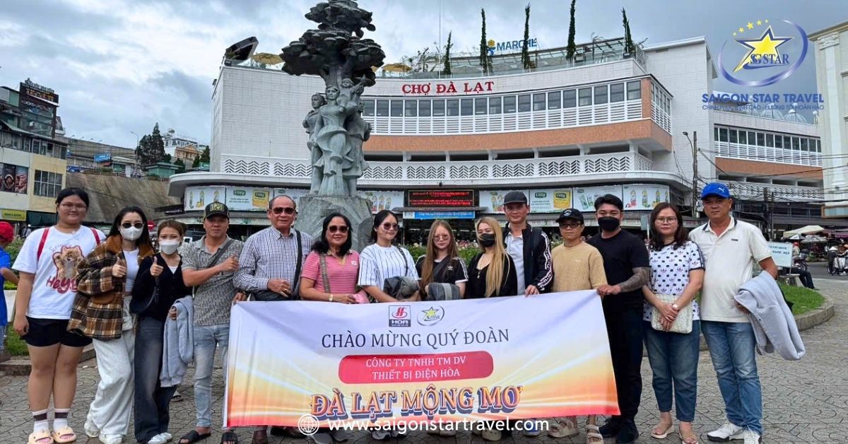 Đoàn khách của Saigon Star Travel thích thú trải nghiệm và check-in tại các điểm đến hot nhất Đà Lạt