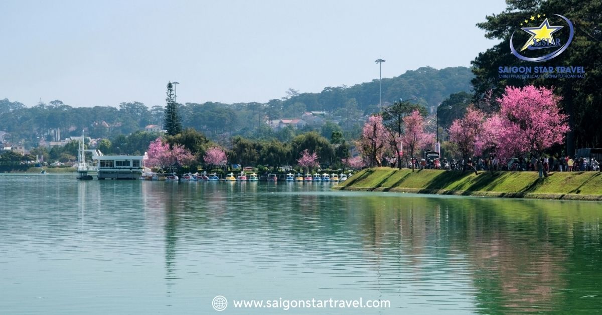 Hòa mình vào khung cảnh thơ mộng của Hồ Xuân Hương