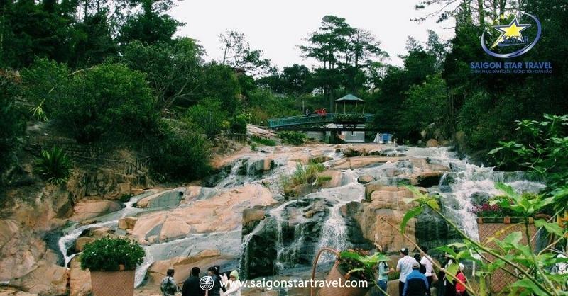 Thác Cam Ly - Giá Trị Huyền Thoại Và Lòng Biết Ơn | Saigon Star Travel Ở thác Camly bạn sẽ cảm nhận được mùi thông thoang thoảng hòa quyện với gió