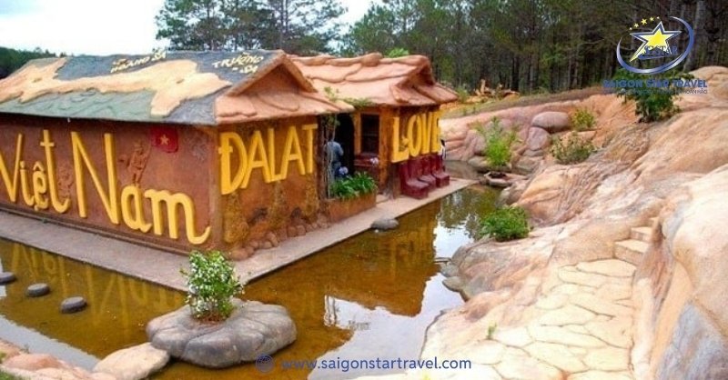 Đường Hầm Đất Sét Đà Lạt - Điểm Tham Quan Ấn Tượng | Saigon Star Travel Đường hầm khắc họa các địa điểm du lịch nổi tiếng của Đà Lạt
