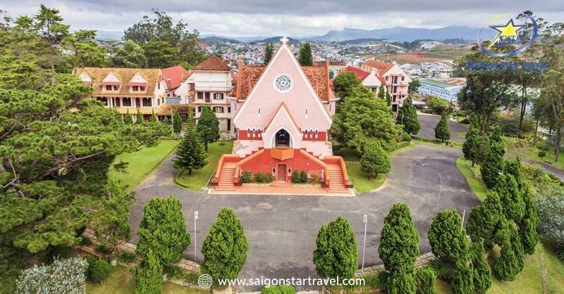 Nhà thờ Domaine De Marie – Kiến Trúc Châu Âu Tại Đà Lạt | Saigon Star Travel Nhà thờ thiết kế theo hình tam giác cân, cây thánh giá gắn đỉnh chóp