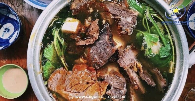 Lẩu Bò Đà Lạt - Hương Vị Đậm Đà, Thưởng Thức Mùa Lạnh | Saigon Star Travel Lẩu bò Nhà Gỗ được dân trong và ngoài nước rất ưa chuộng