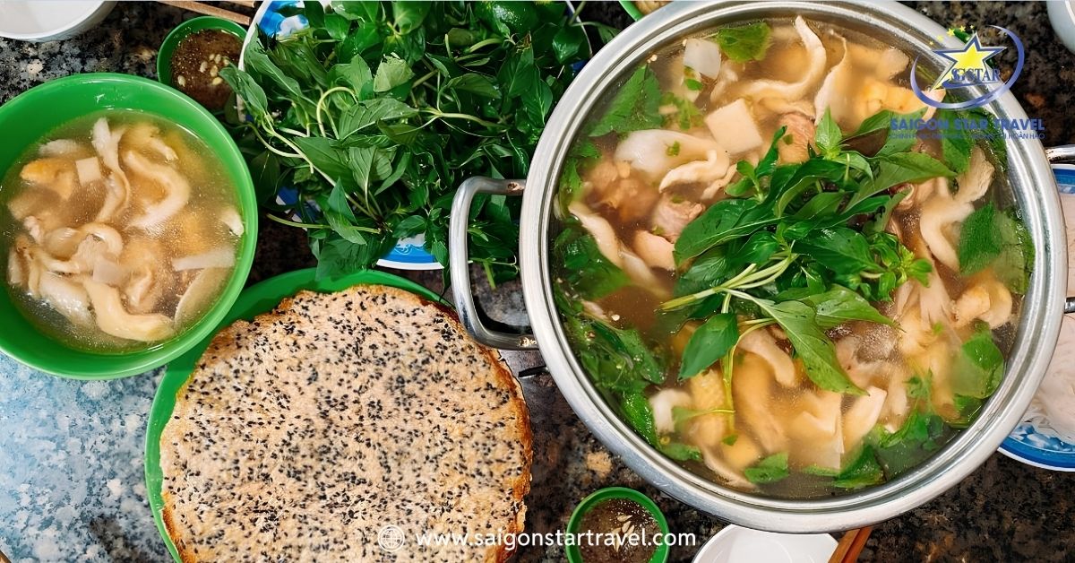 Trong tiết trời se lạnh, không gì tuyệt vời hơn khi được quây quần bên nồi lẩu gà lá é thơm nồng, ăn kèm bánh đa mè đen giòn rụm.