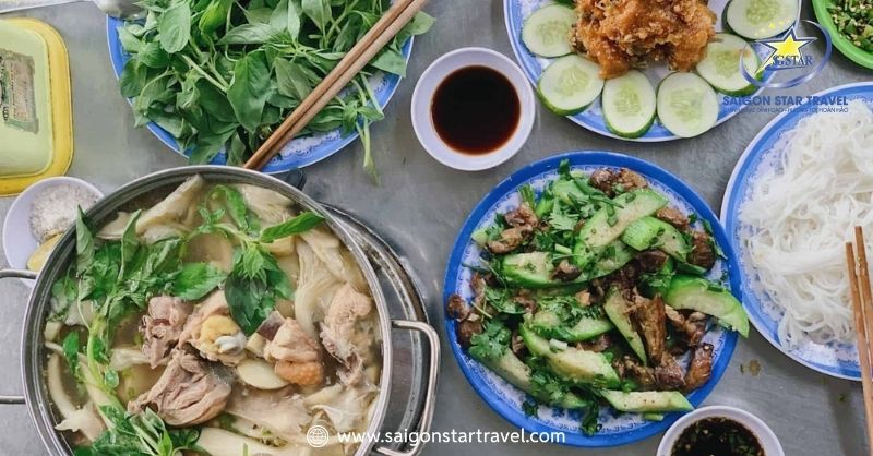 Lẩu Gà Lá É Đà Lạt Được Lòng Du Khách, Rất Đáng Thử | Saigon Star Travel Gà Lá É Nguyễn Văn Cừ Đà Lạt ngon vì nước chấm