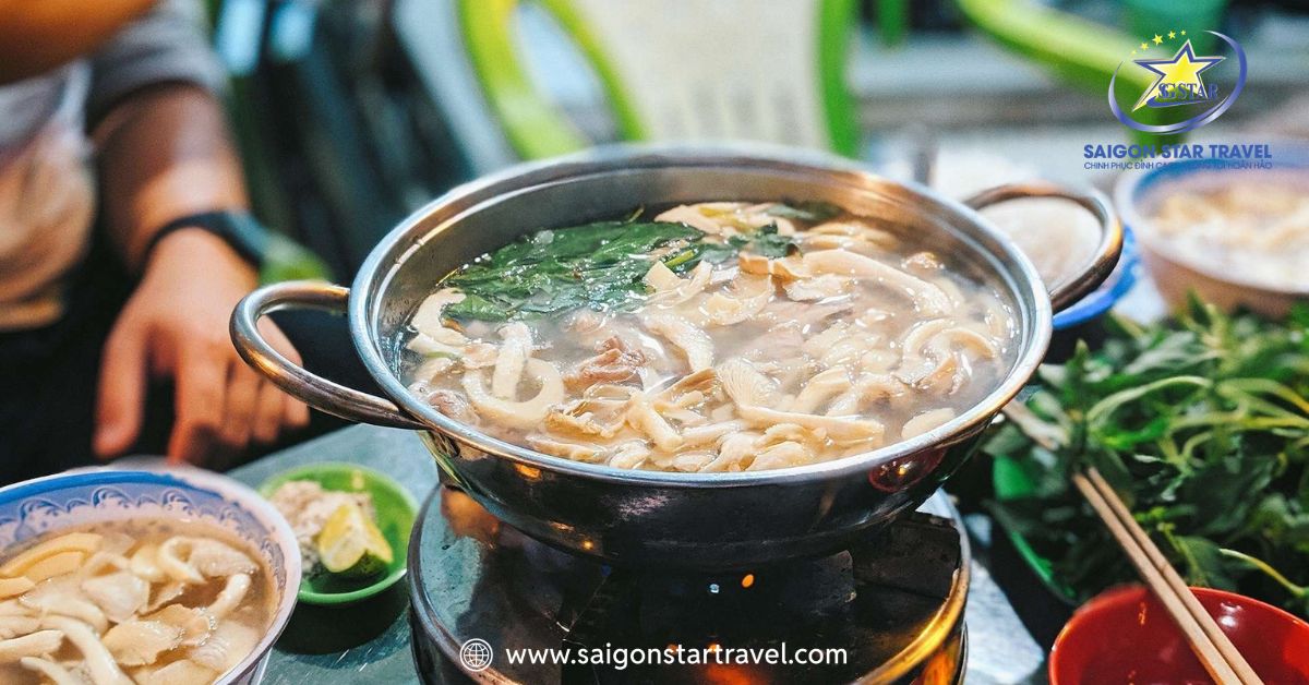 Cận cảnh nồi lẩu gà lá é thơm ngon với măng, nấm và lá é tươi