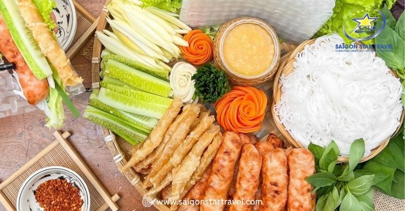 Đà Lạt Tháng 7 Mùa Sương Bạc Có Gì Đặc Biệt Đến Vậy? | Saigon Star Travel Nem nướng xua tan cái lạnh đêm Đà Lạt