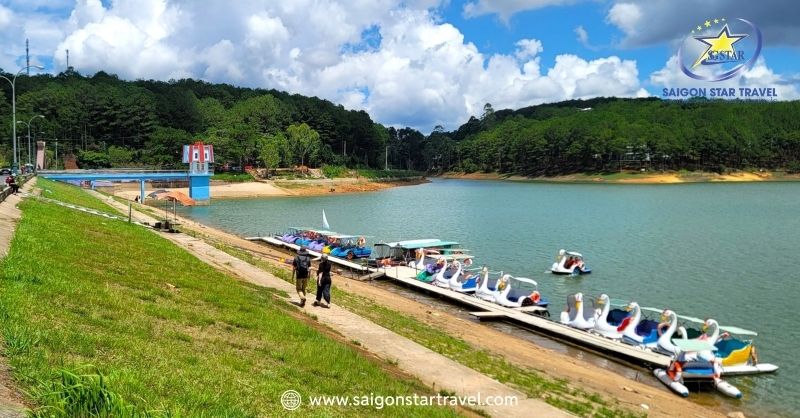Vẻ Đẹp Hồ Tuyền Lâm Đà Lạt Huyền Bí Nơi Xứ Ngàn Hoa | Saigon Star Travel Ngắm cảnh Hồ Xuân Hương vi vu trong gió thật đã