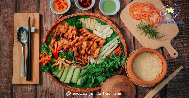 Vị Ngon Cơm Niêu Đà Lạt - Ẩm Thực Độc Đáo Nên Trải Nghiệm | Saigon Star Travel Nhà Hàng Cơm Niêu Việt Nam Đà Lạt phục vụ món ăn thuần Việt đặc sắc