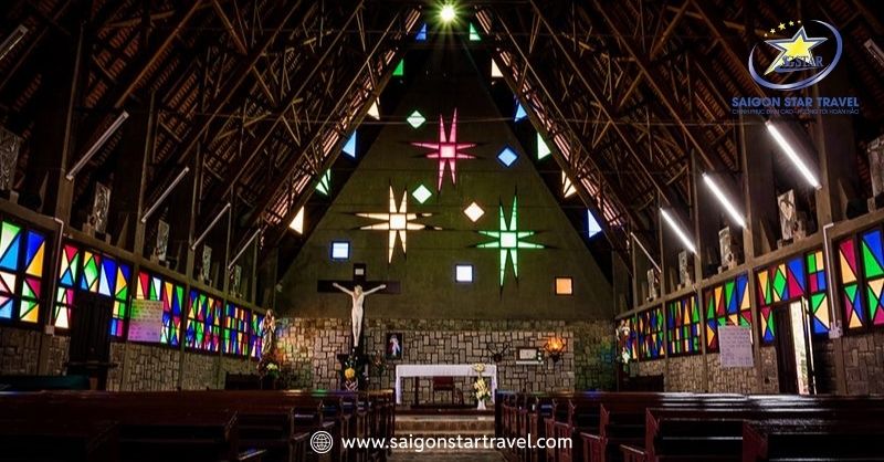 TOP 8 Những Nhà Thờ Đà Lạt Tuyệt Đẹp, Có Kiến Trúc Độc Lạ | Saigon Star Travel Thiết kế độc đáo bên trong nhà thờ