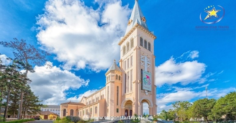 Quán An Cafe Đà Lạt - Những Điều Thú Vị Tại Bạn Nên Biết | Saigon Star Travel Nhà thờ con gà có kiến trúc Pháp đặc trưng