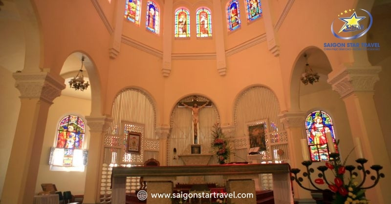 Danh Lam Thắng Cảnh Đà Lạt – Nên Đi Đâu Cho Bõ Công? | Saigon Star Travel Kiến trúc bên trong Nhà Thờ Con Gà đẹp đến u mê