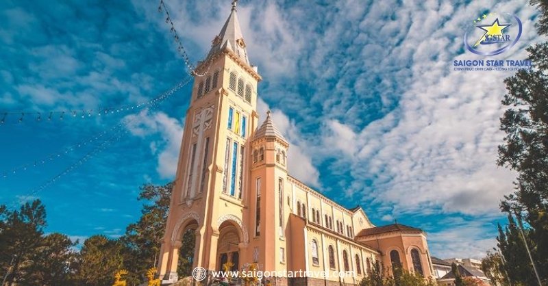 Du Lịch Đà Lạt Tháng Mấy Đẹp Nhất Để Tận Hưởng Trọn Vẹn | Saigon Star Travel Kiến trúc Nhà Thờ Con Gà đẹp mê mẩn