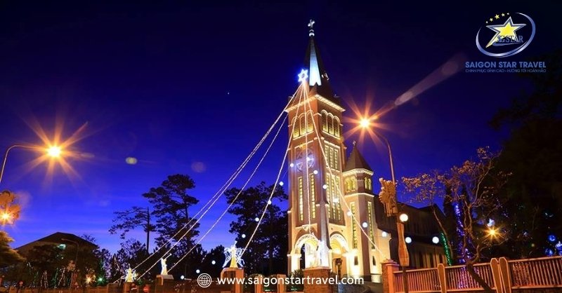 Đà Lạt Về Đêm Và Những Địa Điểm "Quên Lối Về" | Saigon Star Travel Nhà Thờ Con Gà về đêm đẹp mê