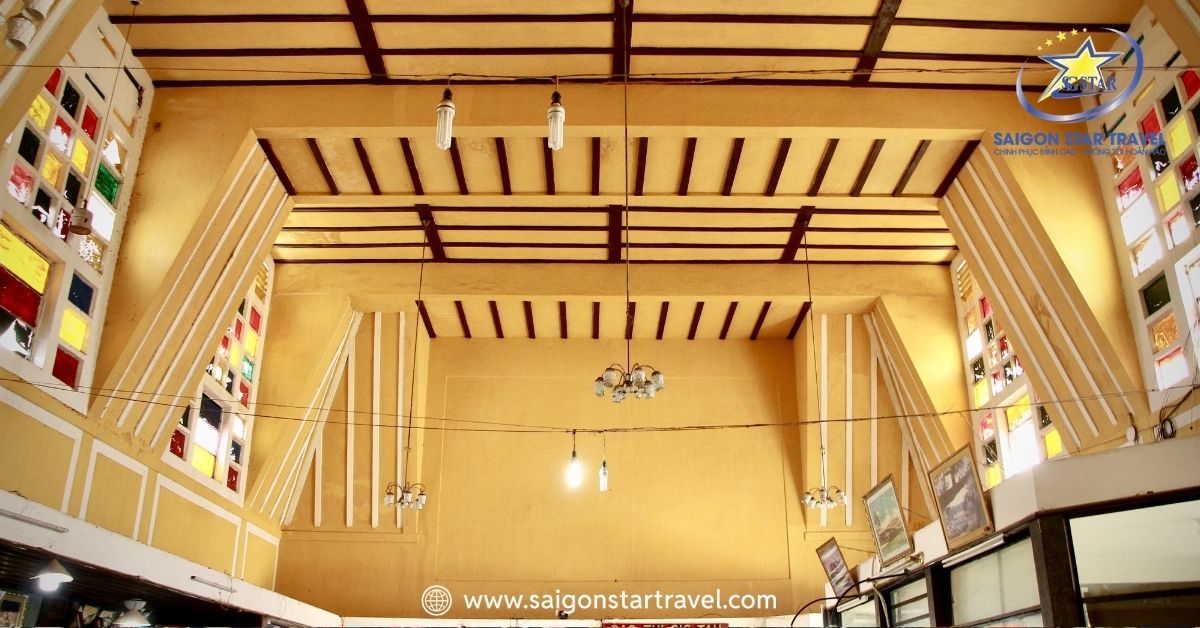 Hệ thống những ô cửa kính đầy màu sắc và không gian nội thất cổ kính tại Nhà Ga Đà Lạt