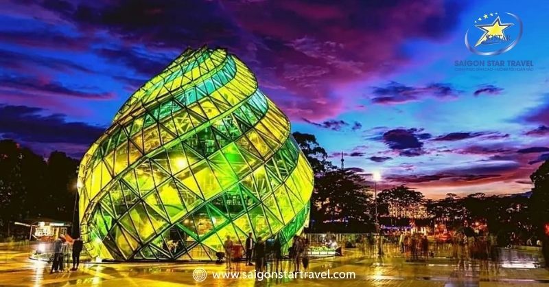 Đà Lạt Về Đêm Và Những Địa Điểm "Quên Lối Về" | Saigon Star Travel Quảng Trường Đà Lạt xưa giờ vẫn đẹp trong mắt du khách tham quan