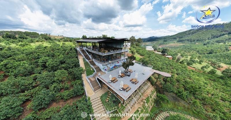 Đà Lạt Tháng 12 - Đến Và Trải Nghiệm Mùa Cuối Năm | Saigon Star Travel Thưởng thức cà phê tại Tám Trình Coffee