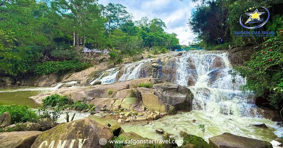 Toàn cảnh Thác Cam Ly đổ xuống dòng suối nhỏ gần trung tâm Đà Lạt