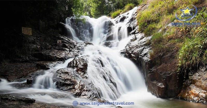 Vẻ Đẹp Hồ Tuyền Lâm Đà Lạt Huyền Bí Nơi Xứ Ngàn Hoa | Saigon Star Travel Thác Datanla cứ trôi dạt xuống mềm mại mà nhẹ nhàng làm sao