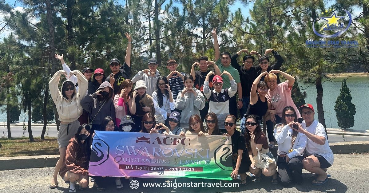 Đoàn khách Saigon Star Travel tham quan vui vẻ tại Đà Lạt