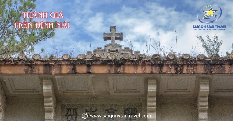 Lăng Mộ Nguyễn Hữu Hào – Công Trình Mang Hơi Thở Huế | Saigon Star Travel Đỉnh mái Lăng mộ quận công Nguyễn Hữu Hào có thánh giá