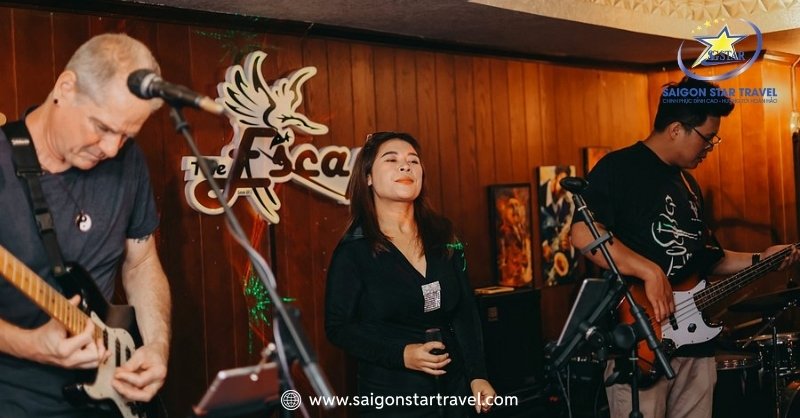 Đà Lạt Về Đêm Và Những Địa Điểm "Quên Lối Về" | Saigon Star Travel Nhâm nhi một ly và thưởng thức âm nhạc tại The Escape Bar