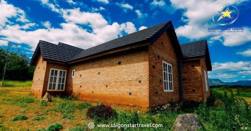 Dalat Milk Farm - Cảnh Sắc Mỹ Lệ Tựa Chốn Cổ Tích Đời Thực | Saigon Star Travel Trải Nghiệm Những Ngôi Nhà Màu Nâu Nhỏ Xinh