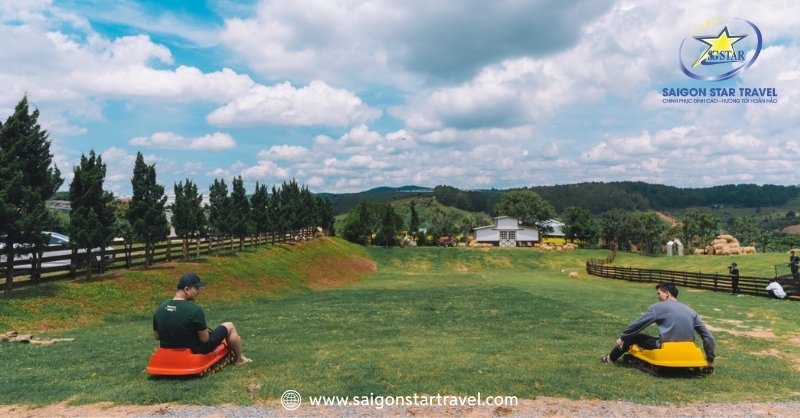 Mongo Land Dalat - Khám Phá "Tiểu Vương Quốc" Thơ Mộng | Saigon Star Travel Hào Hứng Với Trò Chơi Trượt Cỏ Siêu Thú Vị