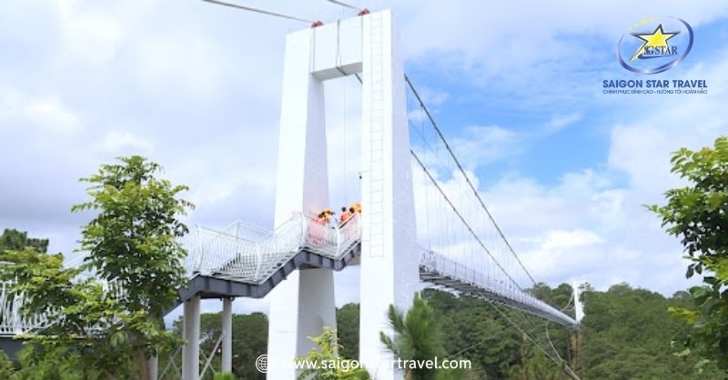 Bước Trên Mây Tại Cầu Kính Đà Lạt Với Góc Nhìn Mới | Saigon Star Travel Tuân Thủ Quy Định An Toàn Khi Đi Cầu Kính Đà Lạt
