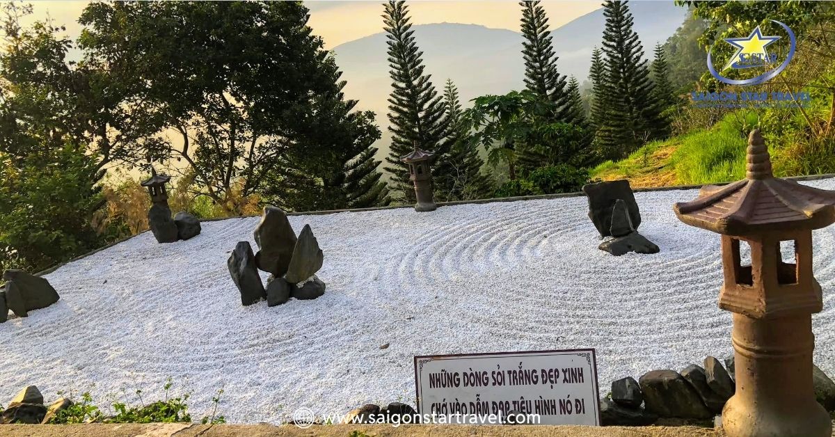 Khu vườn sỏi trắng mô phỏng nghệ thuật sân vườn thiền Zen garden tại chùa Linh Quy Pháp Ấn