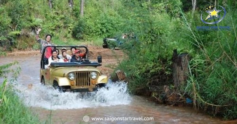 Làng Cù Lần – Lạc Bước Vào Miền Cổ Tích Giữa Núi Rừng | Saigon Star Travel Vượt Suối Bằng Xe Jeep Đến Làng Thật Độc Lạ