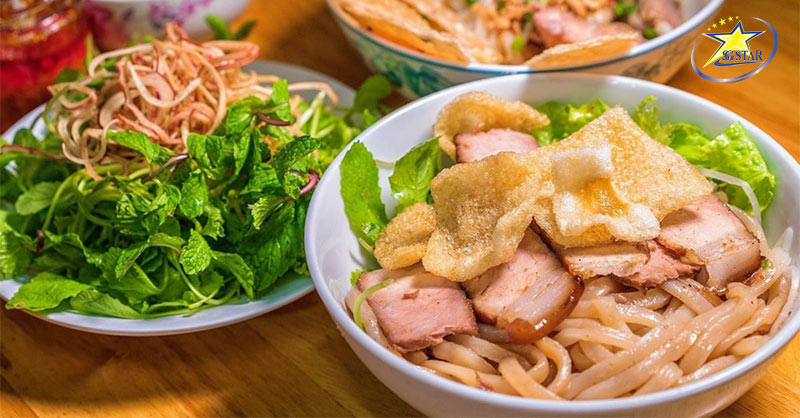 Những món ăn đặc sản Đà Nẵng thử là ghiền | Saigon Star Travel Cao Lầu - Một trong những đặc sản Đà Nẵng nổi tiếng nhất