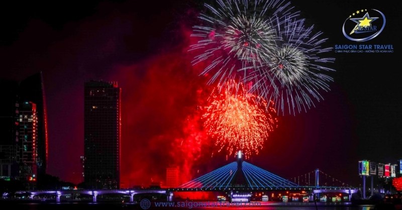 Pháo hoa tung bay trên cầu Sông Hàn Đà Nẵng