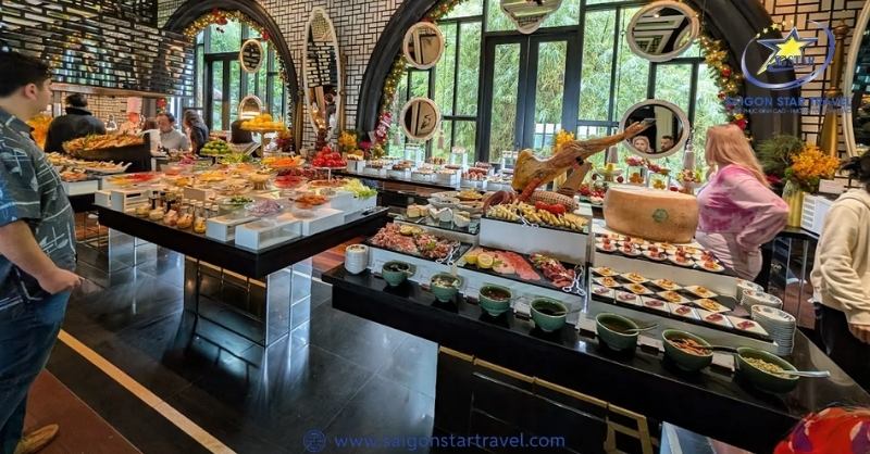 Nhà hàng phục vụ đa dạng ẩm thực từ Á đến Âu