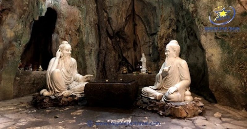 Hai bức tượng tại chùa Non Nước