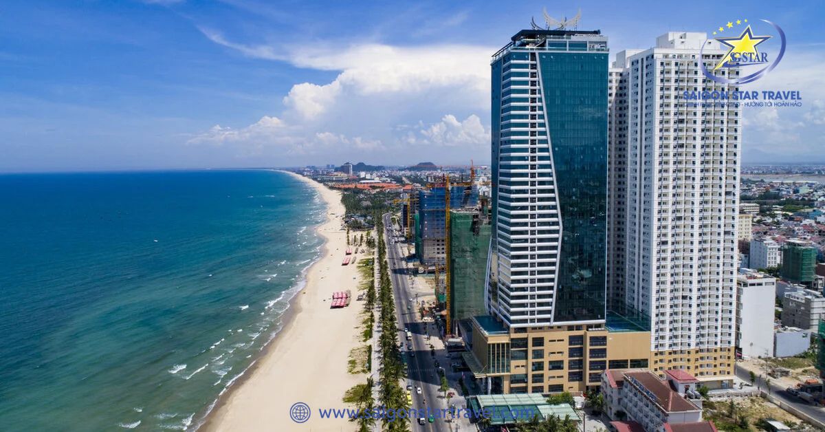 Toàn cảnh bờ biển Mỹ Khê và dãy khách sạn hiện đại nhìn từ trên cao
