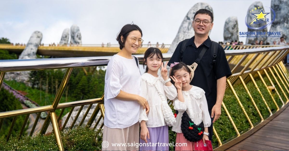 Gia đình rạng rỡ check-in Cầu Vàng tại Bà Nà Hills cùng Saigon Star Travel