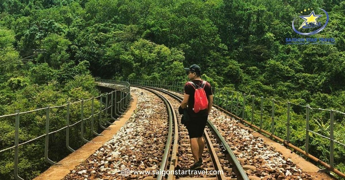 Trekking xuyên tuyến đường hầm tàu hỏa