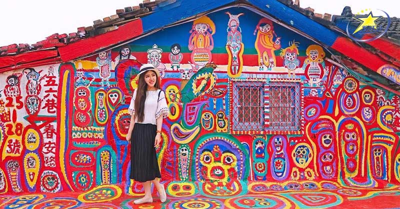 Tour Du Lịch Đài Loan 4 Ngày 4 Đêm | Khám Phá Đài Bắc - Đài Trung - Cao Hùng | Saigon Star Travel Check-in với ngôi làng Cầu Vồng với nhiều màu sắc và hoạt tiết bắt mắt