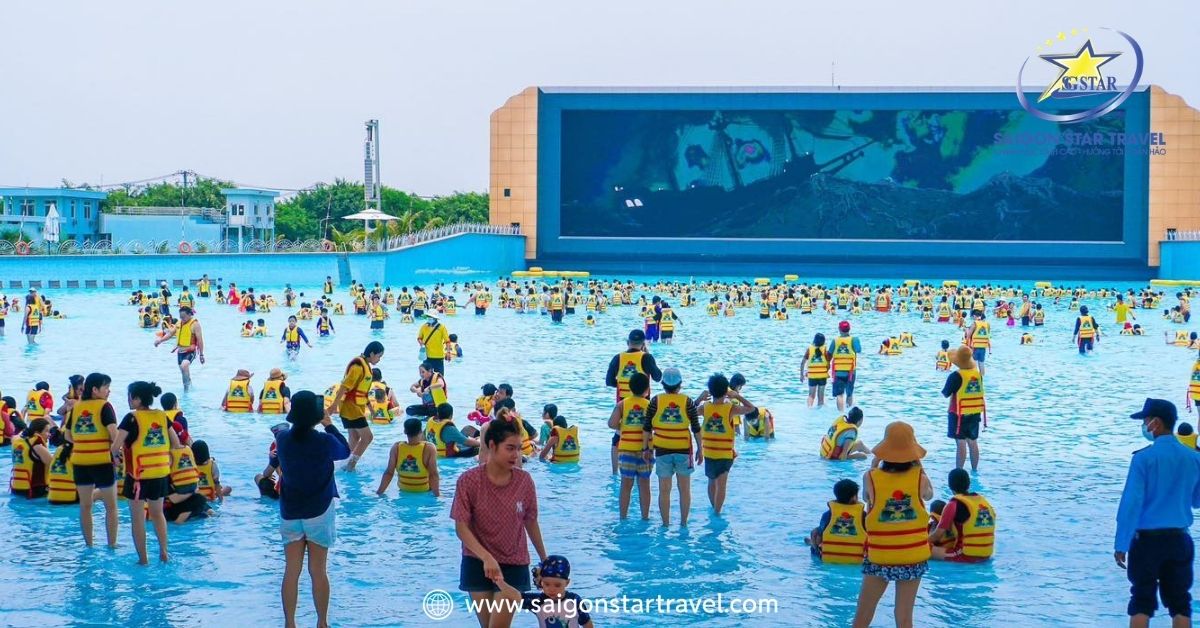 Lướt sóng nhân tạo cao 4 mét - Trải nghiệm không thể bỏ qua tại The Amazing Bay. (Ảnh minh họa)