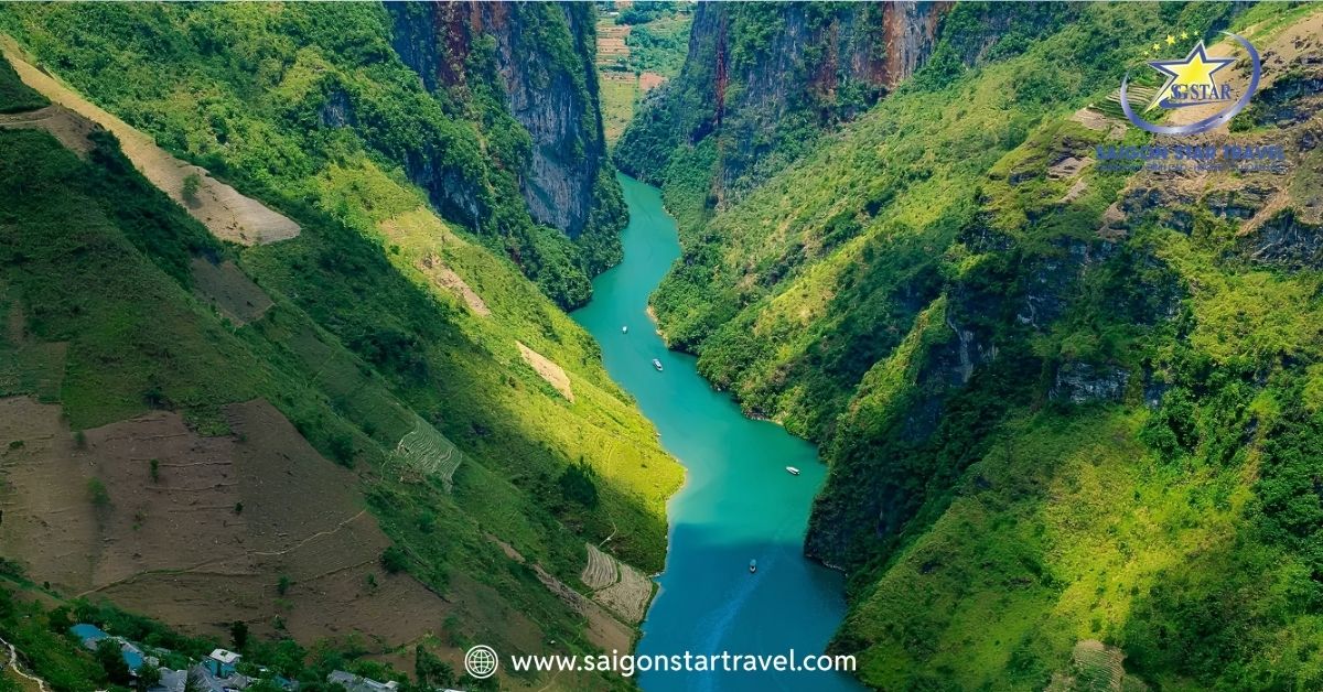 Toàn cảnh hẻm Tu Sản hùng vĩ và dòng sông Nho Quế xanh ngắt nhìn từ trên đèo Mã Pì Lèng.