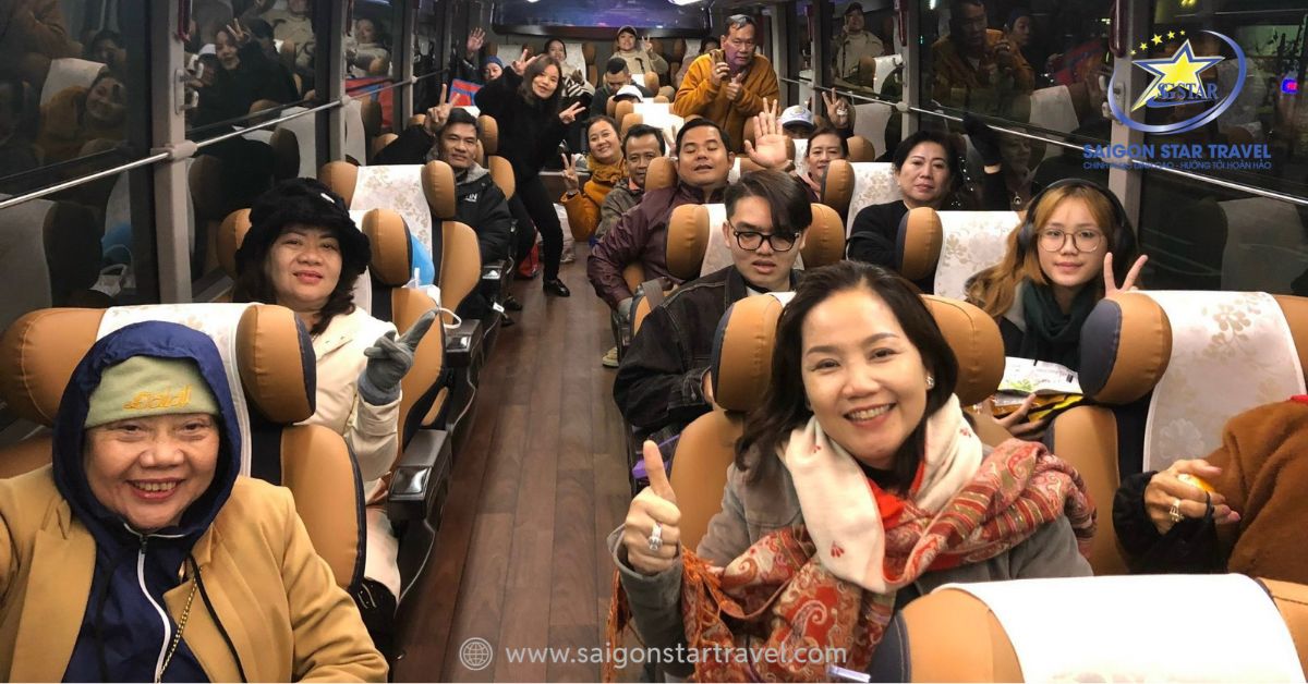 Đoàn khách hào hứng khám phá những khu phố ẩm thực sầm uất tại Nhật Bản