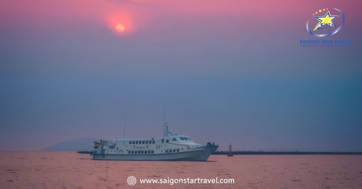 Đắm mình trong hoàng hôn của biển Rạch Giá