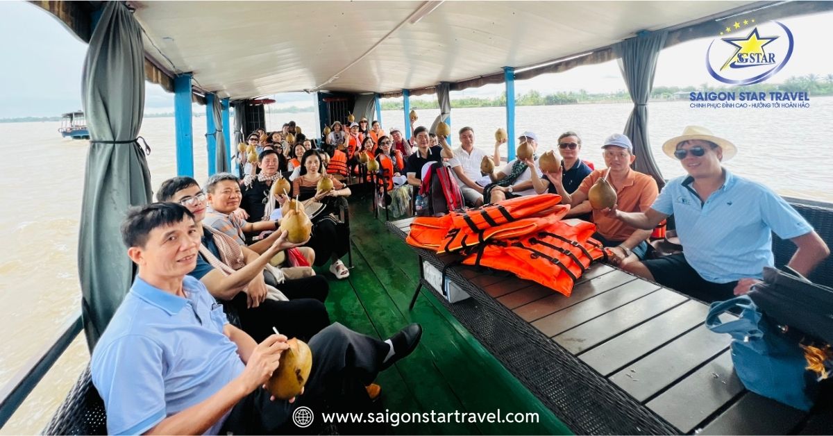 Thưởng ngoạn cảnh sắc sông nước Miền Tây